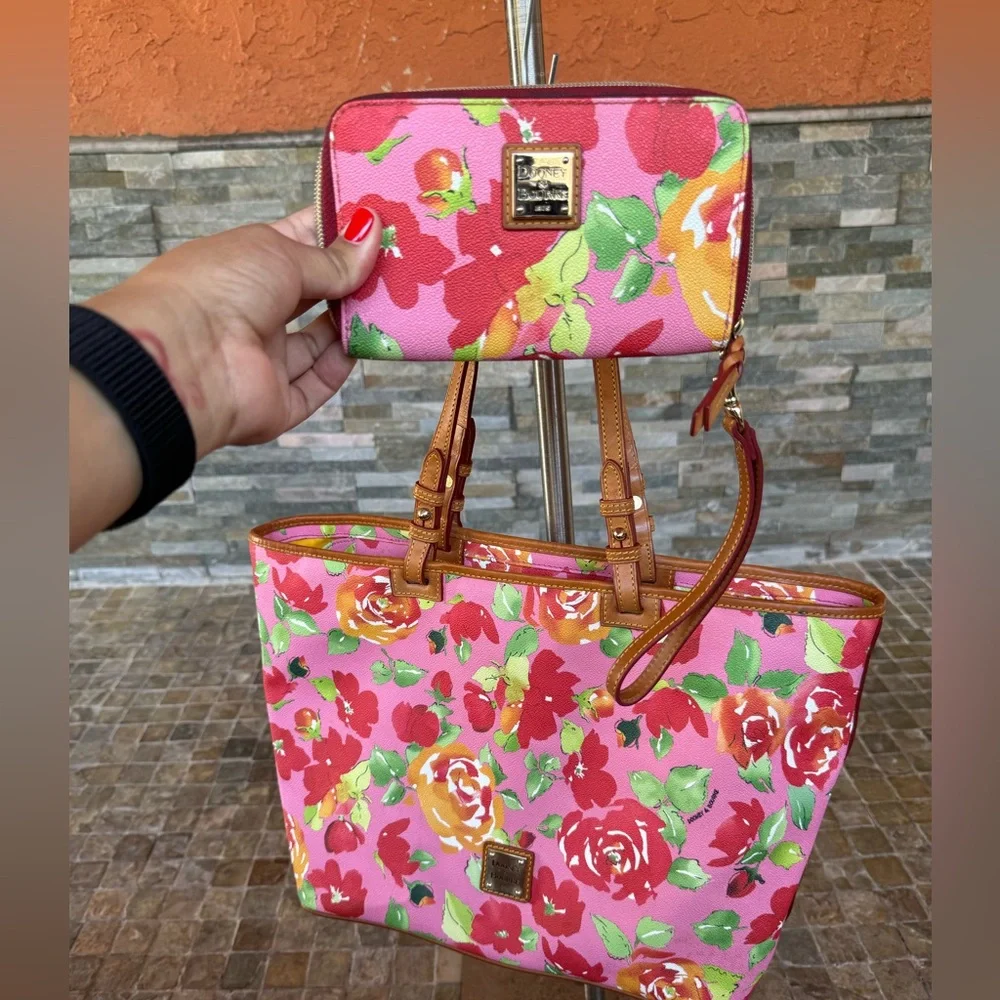 Dooney and Bourke shoulder bag with wallet (rare) - Picture 1 of 16